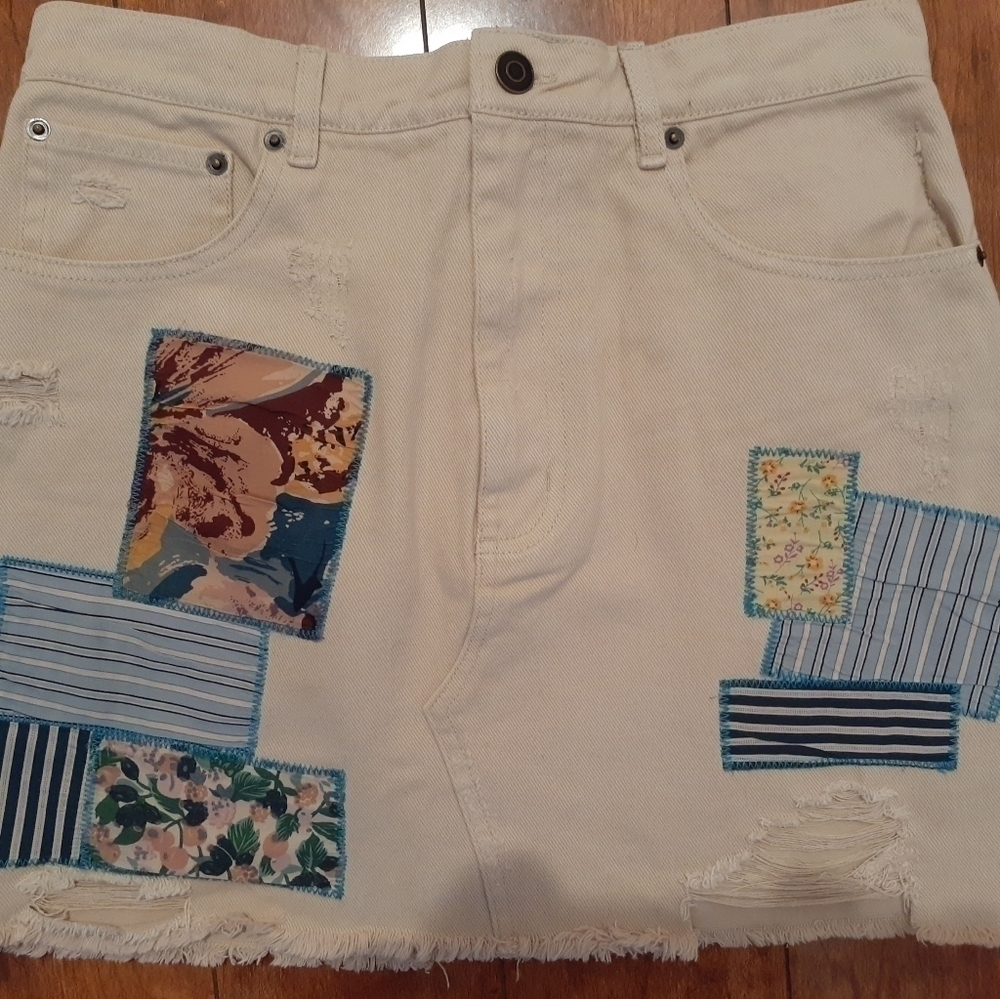 Urban Outfitters Distressed Cream Denim Mini-Skirt Size M - Picture 5 of 7
